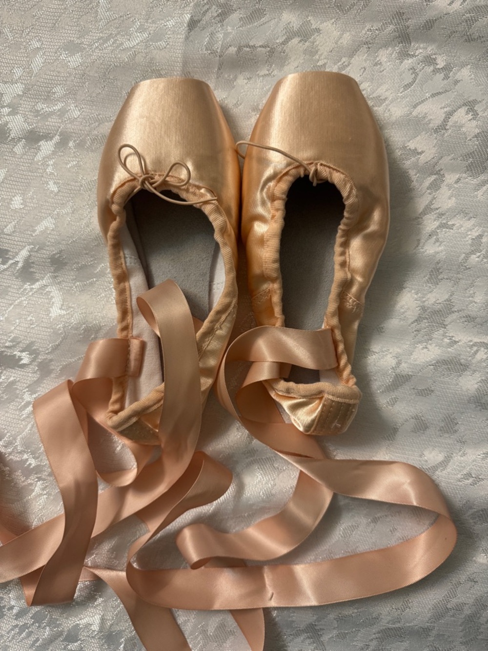 Bezioner Ballet Pointe Shoes in Pink Satin. Pre sewed on ribbon.Size:36.